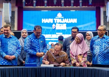 PERDANA Menteri, Datuk Seri Anwar Ibrahim menandatangani dokumen Belanjawan 2026 sebagai persiapan terakhir Belanjawan 2026  
bertemakan ‘Memacu Ekonomi MADANI: Memperkasa Rakyat’ ketika melakukan tinjauan persiapannya di Kementerian Kewangan, Putrajaya 
semalam. – PEJABAT PERDANA MENTERI