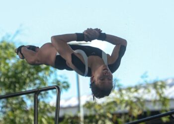 Pandelela Rinong melakukan terjunan acara 10 meter platform wanita pada Kejohanan Terjun Terbuka Malaysia di Pusat Akuatik Nasional, Bukit Jalil, semalam. - UTUSAN/ISKANDAR ISHAK