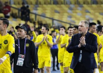 Peter Cklamovski bersama skuad Harimau Malaya selepas perlawanan menentang Laos dalam Kelayakan Piala Asia 2027 di Stadium Nasional Bukit Jalil, kelmarin. - UTUSAN/SHIDDIEQIIN ZON