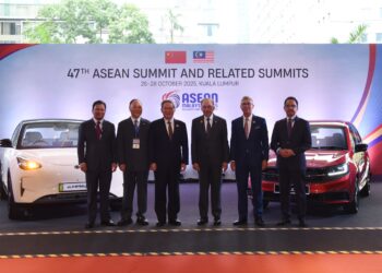 LI Qiang (tiga kiri) dan Anwar Ibrahim (tiga kanan) melawat ruang pameran Proton yang menampilkan dua model terbaharu iaitu Proton Saga serba baharu dan Proton e.MAS 5  bersempena Sidang Kemuncak ASEAN di Pusat Konvensyen Kuala Lumpur (KLCC).