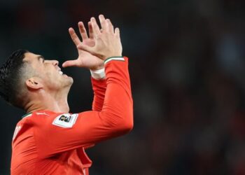 Reaksi penyerang Portugal, Cristiano Ronaldo selepas terlepas peluang menjaringkan gol menentang Hungary dalam aksi kelayakan Piala Dunia 2026 di Lisbon, semalam. - AFP