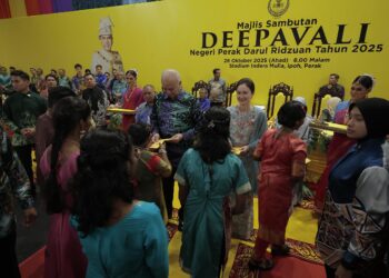 SULTAN Perak, Sultan Nazrin Muizzuddin Shah dan Tuanku Zara Salim berkenan menyampaikan sumbangan kepada 70 orang anak yatim daripada lima pusat jagaan di Perak.