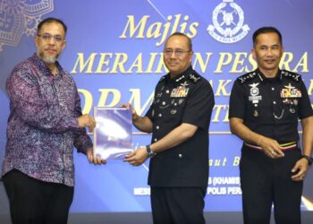 NOOR Hisam Nordin menyerahkan sijil penghargaan kepada bekas Timbalan Ketua Polis Perak, Zulkafli Sariaat pada Majlis Meraikan Pesara dan Bakal Pesara PDRM Kontinjen Perak di Ipoh. - UTUSAN/MUHAMAD NAZREEN SYAH MUSTHAFA