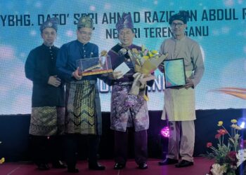 AHMAD Razif Abd. Rahman (dua dari kanan) menerima Anugerah Tokoh Kepimpinan Kaunseling Kebangsaan 2025 pada Majlis Apresiasi Perkhidmatan Bimbingan dan Kaunseling Peringkat Kebangsaan Keempat (MAPBK 2025).