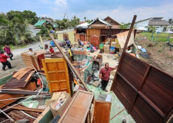 KERJA-kerja pembersihan giat dijalankan di kawasan perumahan di Jalan Manggis, Telok Panglima Garang, Kuala Langat, Selangor yang musnah akibat dibadai ribut, petang kelmarin. – UTUSAN/AMIR KHALID
