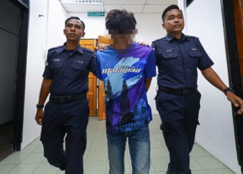 LELAKI yang didakwa merogol anak perempuannya yang  berusia 11 tahun sejak Mac lalu ketika dituduh di Mahkamah Sesyen Teluk Intan hari ini. - UTUSAN