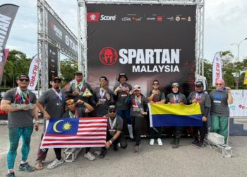 Raja Puan Muda Perlis, Tuanku Lailatul Shahreen Akashah Khalil (tengah) bergambar selepas tamat perlumbaan Spartan Race Malaysia 2025 yang berlangsung di Gamuda Cove.