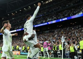 Tonggak tengah Real Madrid, Jude Bellingham diraikan selepas menjaringkan gol dalam saingan Liga Juara-Juara menentang Juventus di Santiago Bernabeu, Madrid, semalam. - AFP