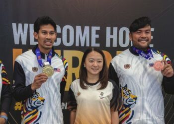Menteri Belia dan Sukan, Hannah Yeoh dan Jefri Ngadirin (kiri) bersama atlet olahraga para, Abdul Latif Romly (dua dari kiri), Muhammad Ziyad Zolkefli dan Muhammad Nazmi Nasri (kanan) di Lapangan Terbang Antarabangsa Kuala Lumpur (KLIA), Sepang, semalam. - UTUSAN/ FAISOL MUSTAFA
