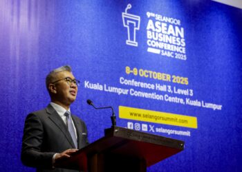 Tengku Zafrul Tengku Abdul Aziz berucap pada Majlis Makan Tengahari Persidangan Perniagaan ASEAN Selangor (SABC) 2025 di Pusat Konvesyen Kuala Lumpur (KLCC) semalam. –utusan/MUHAMAD IQBAL ROSLI