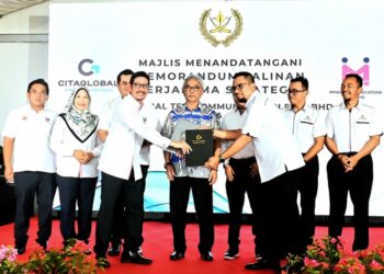 AL-SULTAN Abdullah Ri'ayatuddin Al Mustafa Billah Shah berkenan menyaksikan pertukaran dokumen. - UTUSAN/SHAIKH AHMAD RAZIF