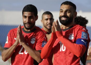 Penyerang Mesir, Ibrahim Adel (kiri) meraikannya bersama penyerang, Mohamed Salah selepas menjaringkan gol pertama pasukannya semasa perlawanan bola sepak kelayakan Piala Dunia FIFA 2026 antara Djibouti dan Mesir di Stadium Larbi Zaouli di Casablanca, Maghribi hari ini. - AFP