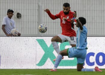 Penyerang Mesir, Mohamed Salah (kiri) diasak oleh pemain pertahanan Djibouti, Aboubaker Liban Abdi semasa perlawanan bola sepak kelayakan Piala Dunia FIFA 2026 antara Djibouti dan Mesir di Stadium Larbi Zaouli di Casablanca, Maghribi hari ini. - AFP