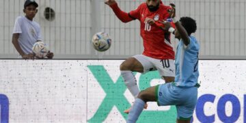 Penyerang Mesir, Mohamed Salah (kiri) diasak oleh pemain pertahanan Djibouti, Aboubaker Liban Abdi semasa perlawanan bola sepak kelayakan Piala Dunia FIFA 2026 antara Djibouti dan Mesir di Stadium Larbi Zaouli di Casablanca, Maghribi hari ini. - AFP
