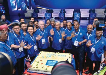 PARA pemimpin UMNO, MCA dan MIC pada sambutan ulang tahun ke 50 Barisan Nasional tahun lalu. Adakah pilihan raya umum akan datang menyaksikan ketiga-tiga parti ini berlawan antara satu sama lain?