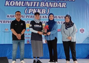 RINA Jainal (dua kiri) menerima cenderahati daripada Setiausaha Majlis Perbandaran Tawau, Siti Nabilah Hadi. - GAMBAR/BESSE AISYAH