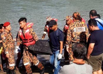 ANGGOTA bomba mengangkat mangsa dan diserahkan kepada pihak polis untuk tindakan lanjut. - BPM SABAH