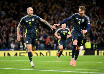 Penyerang Scotland, Lyndon Dykes (kiri) meraikan kejayaan menjaringkan gol ketiga pasukan itu semasa perlawanan bola sepak kelayakan Kumpulan C Piala Dunia 2026 antara Scotland dan Greece di Stadium Hampden Park, Glasgow hari ini. - AFP