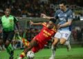 TONGGAK Selangor, Alvin Mateus Fortes diasak pemain KL City, Lambert Declan dalam perlawanan Liga Super di Stadium MBPJ, Kelana Jaya, kelmarin. - UTUSAN/MUHAMAD IQBAL ROSLI