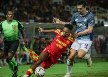 TONGGAK Selangor, Alvin Mateus Fortes diasak pemain KL City, Lambert Declan dalam perlawanan Liga Super di Stadium MBPJ, Kelana Jaya, kelmarin. - UTUSAN/MUHAMAD IQBAL ROSLI