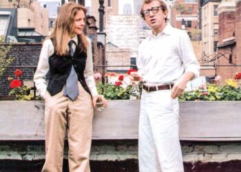 GAYA ikonik Keaton dengan tali leher terkeluar dari ves dalam filem Annie Hall arahan pengarah Woody Allen.
– AGENSI