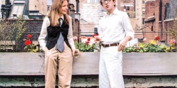 GAYA ikonik Keaton dengan tali leher terkeluar dari ves dalam filem Annie Hall arahan pengarah Woody Allen.
– AGENSI