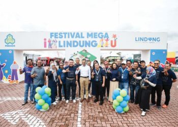 MOHAMMED Azman Aziz Mohammed (tengah) bersama sebahagian orang ramai yang hadir pada majlis pelancaran Festival Mega I Lindung U anjuran Perkeso di pekarangan Stadium Shah Alam, semalam. 
– UTUSAN /AFIQ RAZALI