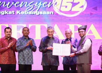 AHMAD Zahid Hamidi yang juga Timbalan Perdana Menteri (tiga dari kiri) menerima Ketetapan Konvensyen 152 Peringkat Kebangsaan yang disampaikan oleh Naib Canselor Universiti Teknologi Mara (UiTM), Prof Datuk Dr. Shahrin Sahib di Dewan Agong Tuanku Canselor (DATC) UiTM, Shah Alam, Selangor. – UTUSAN/AFIQ RAZALI