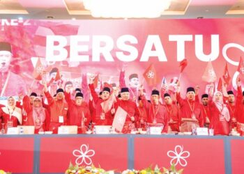 PARTI Pribumi Bersatu Malaysia (Bersatu) berisiko mengulangi kesilapan parti-parti Melayu terdahulu termasuk hilang kepercayaan rakyat dan gagal dalam pilihan raya akan datang.