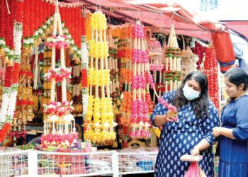 DUA pengunjung memilih perhiasan rumah sempena sambutan Hari Deepavali di Bazar Little India, Johor Bahru semalam.–- UTUSAN/RAJA JAAFAR ALI