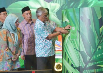 SULTAN Pahang Al-Sultan Abdullah Ri'ayatuddin Al-Mustafa Billah Shah dan Tengku Ampuan Pahang Tunku Azizah Aminah Maimunah Iskandariah ketika  menyempurnakan Majlis Pelancaran Wasco Forest Fasa Kedua di Mangala Estate Boutique Resort, Kuantan.
