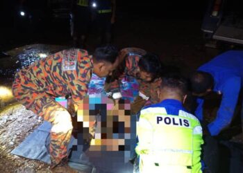 MANGSA pertama seorang wanita warga emas ditemukan pada jarak kira-kira 250 meter dari lokasi mangsa dilaporkan hanyut dibawa arus deras dalam kejadian di Tongod, Sabah semalam. - IHSAN JBPM SABAH