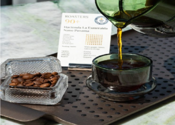 MINUMAN eksklusif itu menggunakan biji kopi Panamanian Geisha yang sangat jarang ditemui, ditanam di ladang terkenal Hacienda La Esmeralda, Panama. - AGENSI