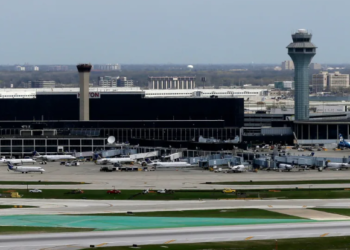 LAPANGAN Terbang Antarabangsa O’Hare di Chicago antara yang paling teruk terjejas. - AGENSI