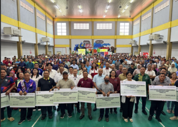 Pekebun kecil sawit daerah Keningau menerima cek bantuan berjumlah RM534,222 di bawah Skim Pembiayaan TSPKS 2.0 semasa Program Pemantapan Pensijilan Minyak Sawit Mampan Malaysia (MSPO) Pekebun Kecil Sawit di Keningau, hari ini.