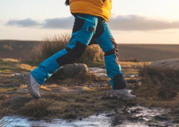 Kasut mendaki dan pakaian luar buatan sintetik yang biasa digunakan oleh pendaki didapati menjadi punca utama pencemaran mikroplastik. - AGENSI