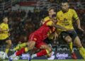 Pemain Selangor, Willian Lira diasak dua pemain Negeri Sembilan dalam perlawanan suku akhir kedua Piala FA di Stadium MBPJ, Rabu lalu. - UTUSAN/MUHAMAD IQBAL ROSLI