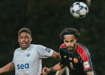 Aksi pemain import Selangor, Chrigor Moraes (kanan) menentang Lion City Sailors dari Singapura dalam saingan Liga Juara-Juara Asia 2 (ACL2) yang menyaksikan Red Giants tewas 4-2. - IHSAN SELANGOR FC