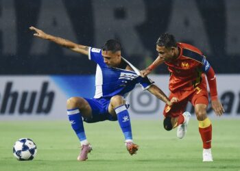 KAPTEN Selangor FC, Faisal Halim dihalang kemaraannya oleh pertahanan Persib Bandung, Federico Barba pada aksi ketiga Kumpulan G Liga Juara-Juara Asia 2 di Stadium Gelora Bandung Lautan Api, Indonesia.-IHSAN FB PERSIB BANDUNG