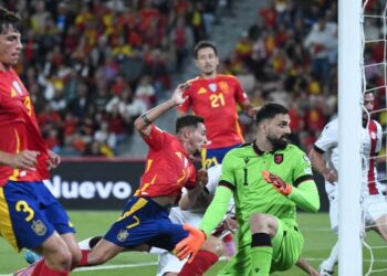 Penyerang Sepanyol, Yeremy Pino (dua dari kiri) menjaringkan gol dalam aksi kelayakan Piala Dunia 2026 menentang Georgia di Stadium Manuel Martinez Valero, Elche, semalam. - AFP