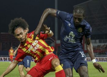 Sharul Nazeem Zulpakar (kiri) mengalami kecederaan ligamen yang akan menyebabkannya terlepas aksi Liga Super musim ini. - UTUSAN/FARIZ RUSADIO