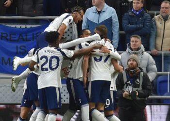 Pemain Tottenham Hotspur meraikan jaringan gol menentang Everton di Stadiaum Hill Dickinson, Liverpool, semalam. - AFP