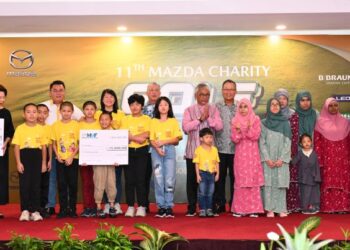 AL–SULTAN Abdullah bergambar bersama badan-badan kebajikan yang menerima sumbangan pada majlis penyampaian hadiah Kejohanan Golf Amal Mazda ke-11 di Glenmarie Golf & Country Club, Shah Alam, baru-baru ini.