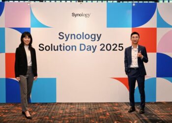 Thachawan Chinchanakarn (kiri) dan Jason Sin (kanan) ketika mengumumkan produk baharu Synology Selasa lalu.