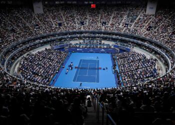 Pandangan umum perlawanan akhir perseorangan lelaki antara Jannik Sinner dari Itali dan Learner Tien dari Amerika Syarikat pada kejohanan tenis Terbuka China di Beijing, hari ini. - AFP