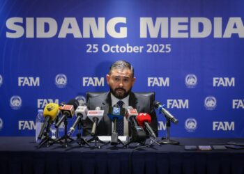 PEMANGKU Sultan Johor, Tunku Mahkota Ismail menjelaskan tentang isu yang berlaku dalam bola sepak tanah air.-UTUSAN/IQBAL ROSLI