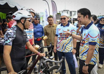 ADAM Adli Abd Halim (kanan) beramah mesra bersama peserta yang hadir pada Majlis Hari Sukan Negara (HSN) Peringkat Negeri Terengganu di Kompleks Sukan Negeri Terengganu, Gong Badak, Kuala Nerus, Terengganu.
