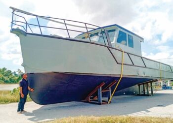 BOT nelayan moden bubu aluminium marin merupakan yang pertama dibina di negara ini bernilai RM2.8 juta dalam proses pemasangan enjin di jeti nelayan Kampung Bukit Tumbuh, Kuala Terengganu.– UTUSAN/ERMA YUSNIDA JUSOH