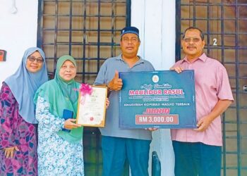 ZAINAL Sulaiman (dua kanan) bersama pengurusan Koperasi Kariah Masjid Padang Nenas, Kuala Nerus, Terengganu. – UTUSAN/ERMA YUSNIDA JUSOH