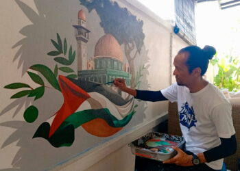 HATTA Hashim menyiapkan mural simbolik solidariti Palestin di rumah Che Suhana  Che Ibrahim di Batu Buruk, Kuala Terengganu. – UTUSAN/ERMA YUSNIDA JUSOH